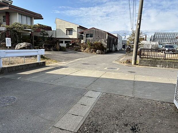 前面道路は近隣にお住まいの方のみが利用いたしますので、お子様が小さいなご家庭でも安心ですね！