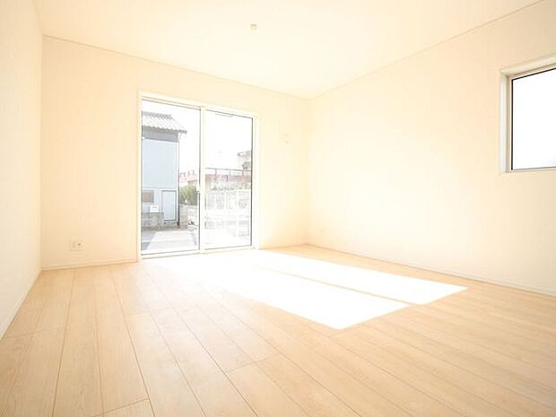 真っ白いリビングには外からの日差しが反射してとても明るいです！白が基調だと家具も合わせやすいのでお勧めです♪