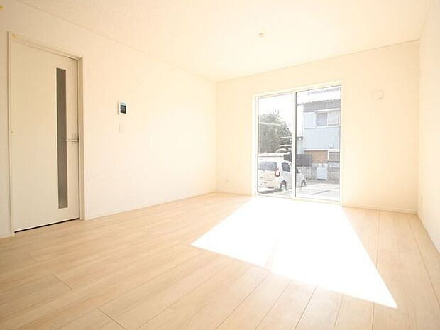 真っ白いリビングには外からの日差しが反射してとても明るいです！白が基調だと家具も合わせやすいのでお勧めです♪