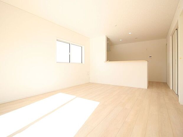 真っ白いリビングには外からの日差しが反射してとても明るいです！白が基調だと家具も合わせやすいのでお勧めです♪