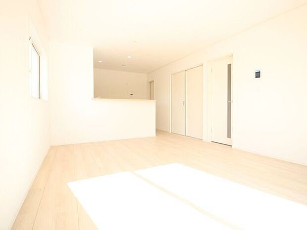 真っ白いリビングには外からの日差しが反射してとても明るいです！白が基調だと家具も合わせやすいのでお勧めです♪