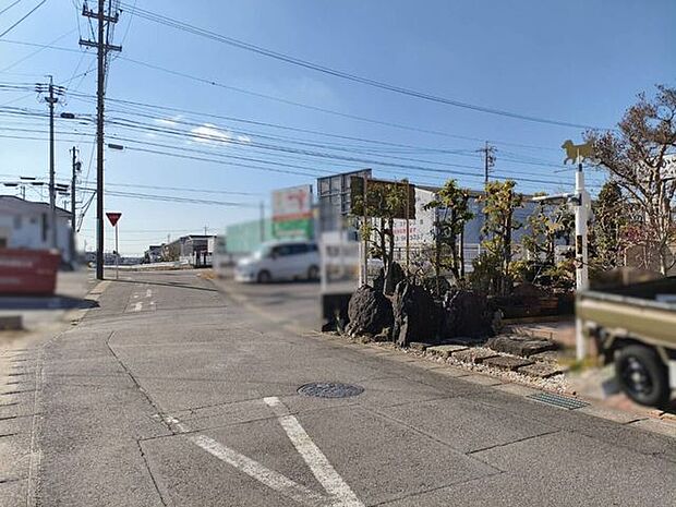 前面道路は視界が開けており、お車の出入庫が非常にスムーズに行えます。車通りも少なく静かな住環境が確保されているため、安全・快適に毎日の生活を送ることができる現地環境です。