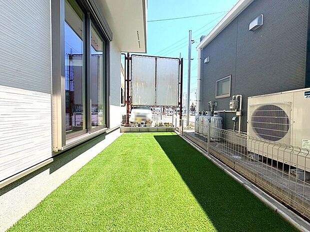 手入れがしやすく一年中綺麗な景観を保てる人工芝のお庭。プライバシーに配慮された配置で、外部からの視線を気にせず多目的に活用できます。