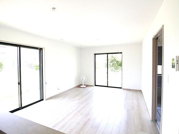 家具配置がしやすい素直な形状の16帖LDK。開放感のある空間で、家族がゆったり寛げます。キッチンからリビング全体が見渡せるため、小さなお子様がいても安心して家事ができます。