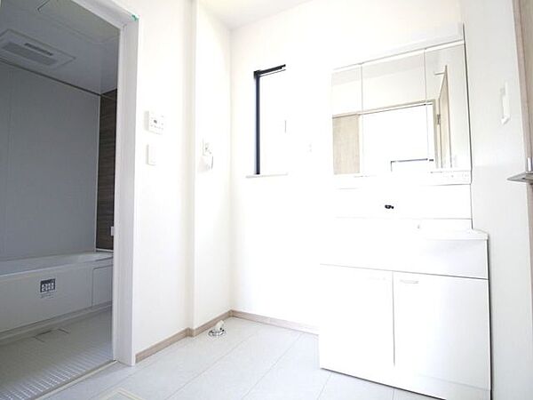 三面鏡裏収納付きの機能的な洗面化粧台。小物を隠して収納できるため、生活感を抑えた空間をキープできます。浴室への動線もスムーズで、脱衣や洗濯の作業効率を高めます。