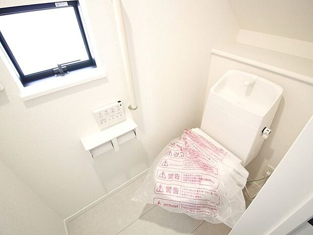 清潔感あふれる心地よいトイレ空間。小窓からの採光で明るく、ほっと一息つけるプライベートエリアです。小物を飾って自分好みの可愛い空間にアレンジするのも楽しそうですね！