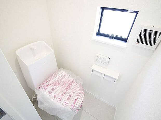 忙しい朝のバタバタもこれで解消！2階にもトイレがあるのは嬉しいポイントですね。階段を行き来する手間が省け、夜中に目が覚めた時も安心。家族みんなに優しい設計です。
