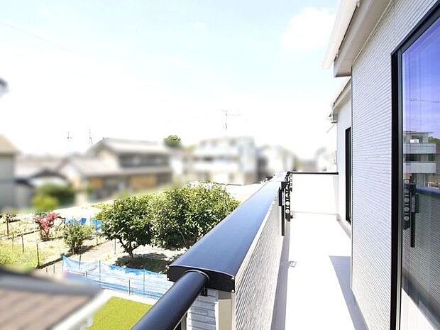 日当たり・風通しともに良好なバルコニー。家族全員分の洗濯物もゆとりをもって干せる広さを確保しています。防水性に優れた床面仕様で、日々のメンテナンスもラクラクです。