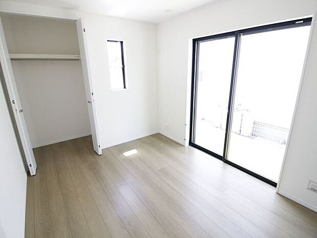 1階居室は階段の上り下りがなく、大きな家具の搬入や荷物の出し入れもスムーズ！リモートワーク部屋や来客用、将来を見据えた寝室など多目的に重宝します。リビング隣接で生活動線にも優れた便利な一室です。