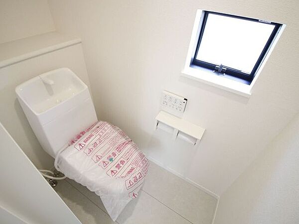 ※2階トイレ忙しい朝のバタバタもこれで解消！2階にもトイレがあるのは嬉しいポイントですね。階段を行き来する手間が省け、夜中に目が覚めた時も安心。家族みんなに優しい設計です。