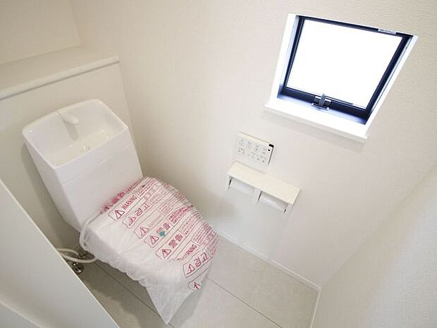 ※2階トイレ忙しい朝のバタバタもこれで解消！2階にもトイレがあるのは嬉しいポイントですね。階段を行き来する手間が省け、夜中に目が覚めた時も安心。家族みんなに優しい設計です。