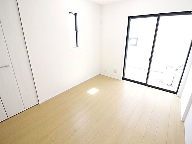 1階居室は階段の上り下りがなく、大きな家具の搬入や荷物の出し入れもスムーズ!リモートワーク部屋や来客用、将来を見据えた寝室など多目的に重宝します。リビング隣接で生活動線にも優れた便利な一室です。