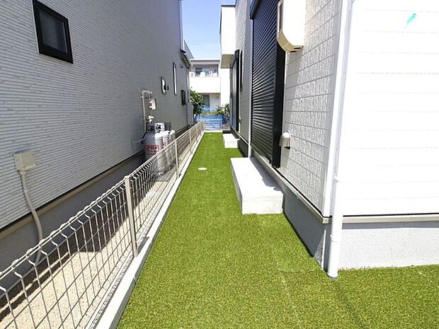 手入れの手間がかからない人工芝を採用したサイドスペース。雑草が生えにくいため、キレイな状態を長期間キープできます。DIYスペースや物置の設置場所としても活用できます。