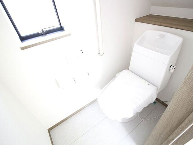 ※1階トイレ清潔感あふれる心地よいトイレ空間。小窓からの採光で明るく、ほっと一息つけるプライベートエリアです。小物を飾って自分好みの可愛い空間にアレンジするのも楽しそうですね!