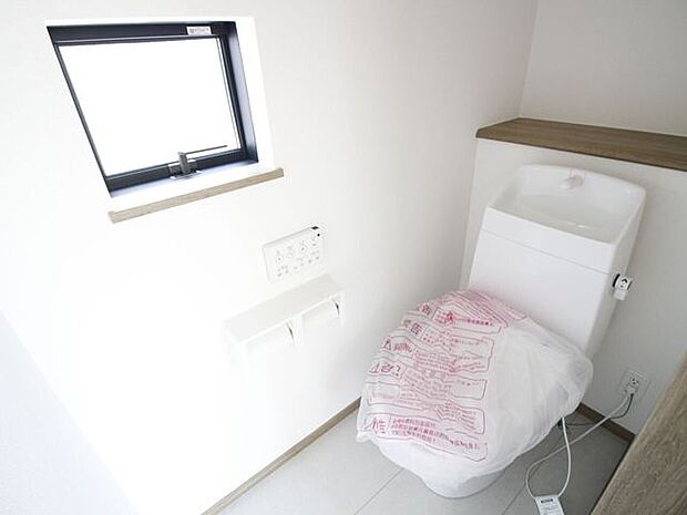 ※2階トイレ忙しい朝のバタバタもこれで解消!2階にもトイレがあるのは嬉しいポイントですね。階段を行き来する手間が省け、夜中に目が覚めた時も安心。家族みんなに優しい設計です。