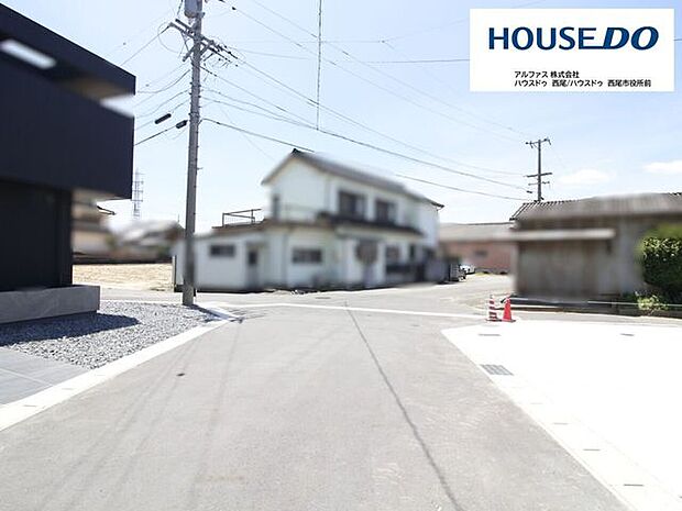 幅員にゆとりがある前面道路で、お車のすれ違いや敷地への駐車もスムーズに行えます。視界を遮るものが少なく見通しも良好なため、運転が少し苦手な方でも安心して出し入れできる道路環境です