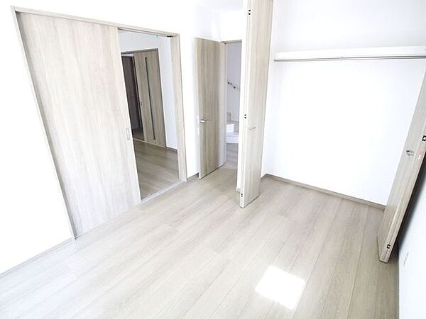1階居室は階段の上り下りがなく、大きな家具の搬入や荷物の出し入れもスムーズ！リモートワーク部屋や来客用、将来を見据えた寝室など多目的に重宝します。リビング隣接で生活動線にも優れた便利な一室です。