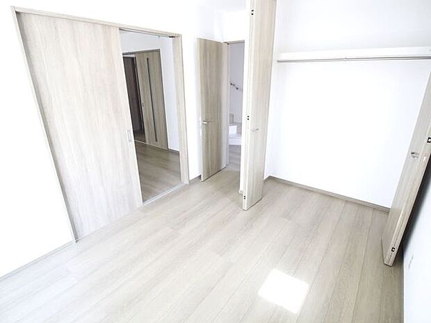 1階居室は階段の上り下りがなく、大きな家具の搬入や荷物の出し入れもスムーズ!リモートワーク部屋や来客用、将来を見据えた寝室など多目的に重宝します。リビング隣接で生活動線にも優れた便利な一室です。