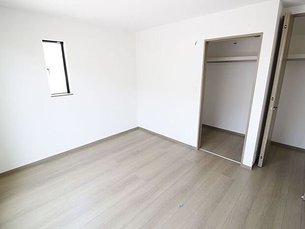 ※2階洋室大きなクローゼット付きで、お気に入りのお洋服もたっぷり収納!お部屋がすっきり片付くので、インテリアコーディネートを心ゆくまで楽しめます。ゆったり寛げる主寝室に最適。