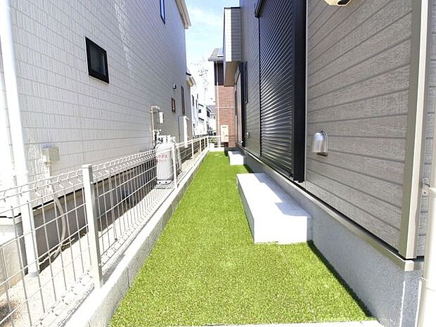 手入れの手間がかからない人工芝を採用したサイドスペース。雑草が生えにくいため、キレイな状態を長期間キープできます。DIYスペースや物置の設置場所としても活用できます。