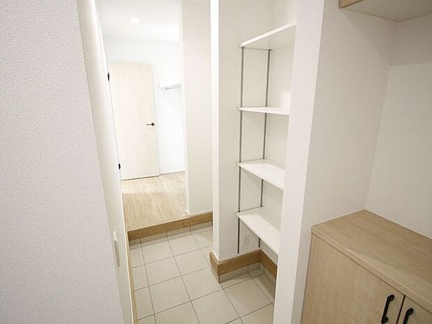 可動棚付きで靴から大型用品まで効率良く収納できるシューズインクローク!玄関からダイレクトに出入りできる動線で、散らかりがちな玄関まわりをいつでも綺麗に維持できます。