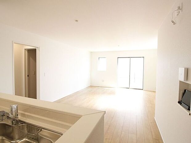 LDK全体を一望できる対面式キッチンレイアウト!リビングで遊ぶお子様やご家族に目を配りながら家事がこなせます。家族との一体感を高める開放的な空間設計です。