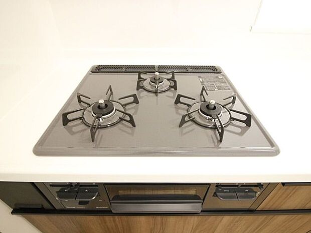 手入れがしやすい3口コンロ&グリルを搭載!複数の料理を同時に効率良く調理できるので、品数の多い夕食作りも短時間で完了。サッと拭くだけで綺麗が保てるのも魅力です。