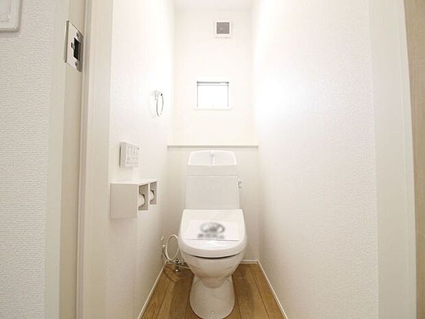 *北側トイレ*平屋住宅に嬉しいトイレ2箇所設置!来客用と家族用で使い分けたり、朝のラッシュ時も混雑せず快適。温水洗浄便座付きでいつでも気持ちよくご利用いただけます。