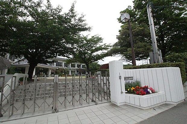 西尾幼稚園 520m
