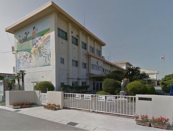 一色東部小学校 474m