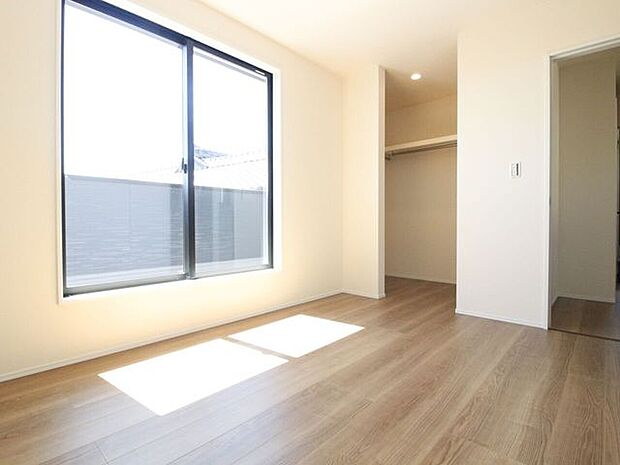 お子様のお部屋にどうですか?机とベッドを置き、荷物は収納へ全て納めることで無駄なくお使いできます♪お友達も是非呼んでください!