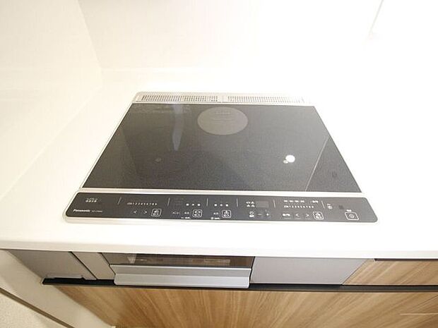 お掃除しやすいワークトップ。3口コンロでお料理も捗ります。