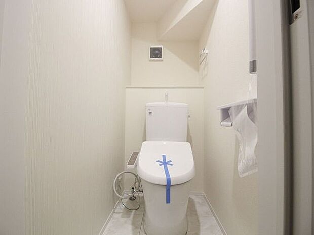 毎日使う場所だからこそ、心地よく。窓からの光が差し込む明るいトイレは、お掃除も楽々でいつも清潔。