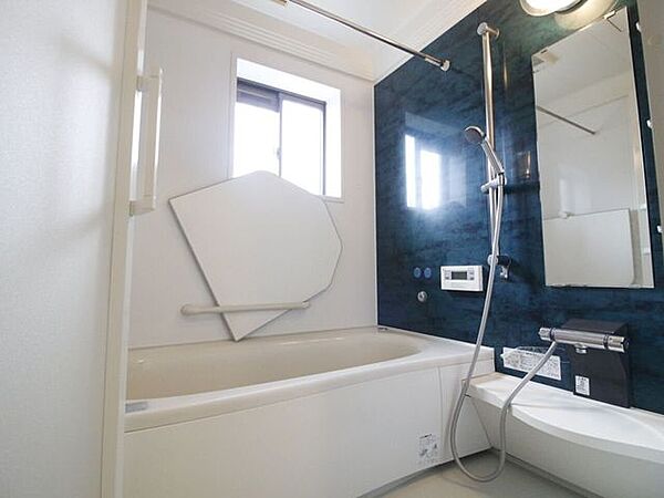 窓付きで換気・通気性が良く、カビ対策や湿気対策も◎手すりや手元シャワーなど安全面にも配慮されており、お子様からお年寄りまで安心して入浴いただけます。
