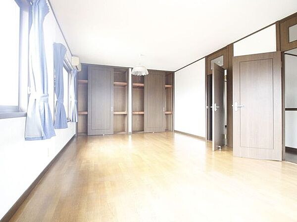 ※2階洋室元々2部屋だったスペースの壁を取り払い、広々とした一室へ変更！大きなベッドを置いてもゆとりがあり、開放感あふれる贅沢な主寝室として過ごせます。