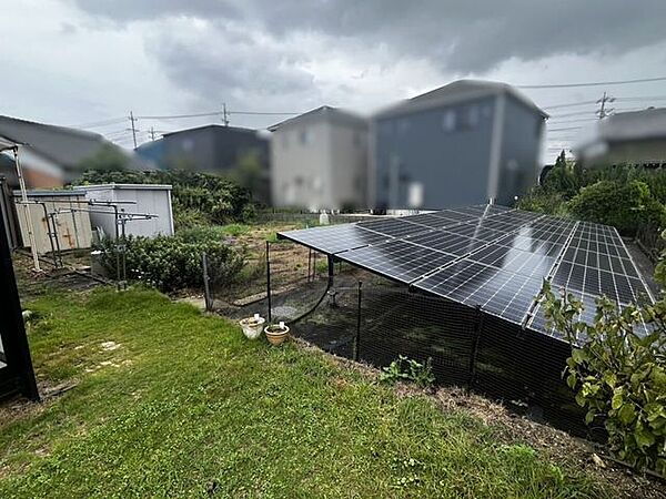 裏庭には大容量の物置を設置し、アウトドア用品やDIY工具を綺麗に保管可能。太陽光パネルを設置しているため自家発電で光熱費を削減でき、経済的メリット大です