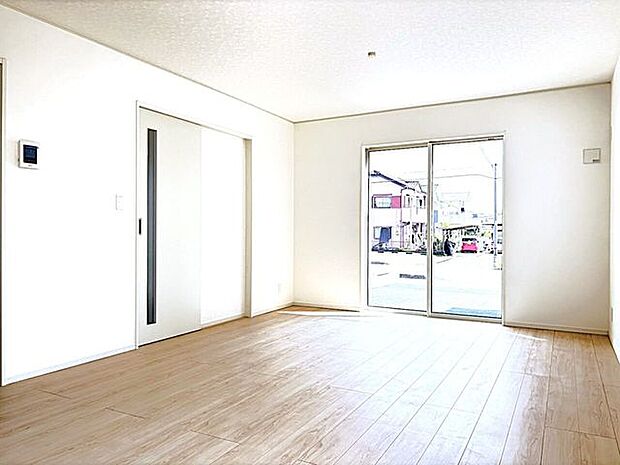 大きな窓からたっぷりの陽光が降り注ぐ、明るく開放的なリビング!新築ならではの真新しいフローリングがご家族を優しく包み込みます。
