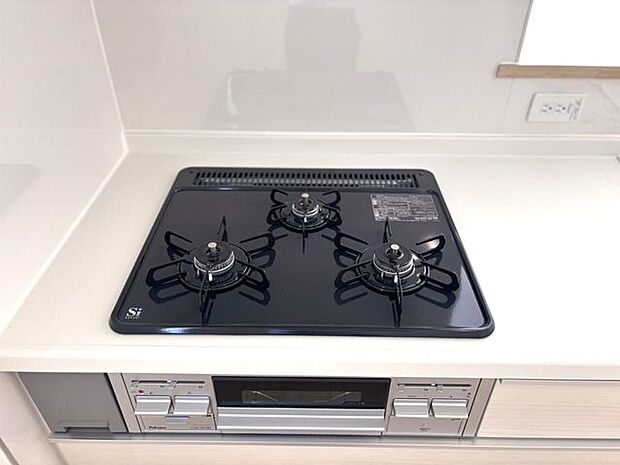 複数のお料理を同時に進行できる、便利な3口ガスコンロを搭載!忙しい朝のお弁当作りや夕食の準備もスムーズになり、家事の時短を叶えます。