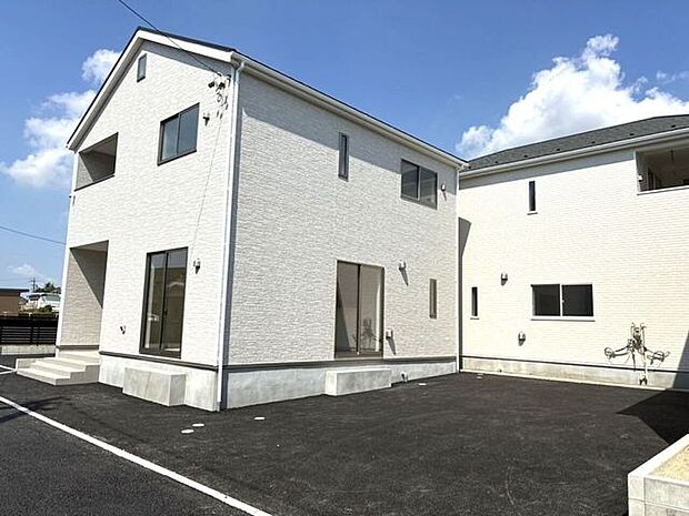 お車の複数台駐車も可能な、ゆとりある広々としたカースペース!来客時にも困らず、自転車やバイクを置くスペースとしても重宝します。
