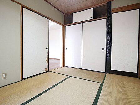 畳の香りに包まれる心安らぐ和室。ゴロンと横になって寛いだり、来客時の客間として使ったりと使い道はいろいろ。押し入れには布団や季節家電もすっぽり収まり、お部屋を広く保てます。