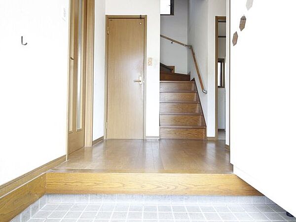 「ただいま！」と家に帰るのが楽しみになる、明るい玄関。お気に入りの雑貨を飾って、家族やお客様を温かく迎え入れる、家の顔にふさわしい空間です！