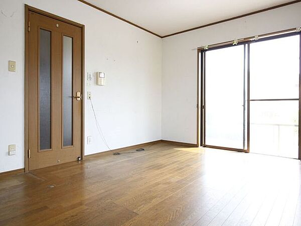 南向きの窓から差し込む陽光が、家族の笑顔を明るく照らします。ポカポカ陽気の休日は、ここで寝転がってのんびり。そんな幸せな日常が叶うリビングです！