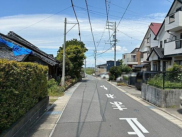 道幅にゆとりがある前面道路は、見通しも良くお車の出し入れがとってもスムーズ！駐車が少し苦手な方でも焦らず安心です。毎日の通勤やお子様の送迎もストレスなく、快適にスタートできますよ！