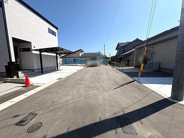前面道路は近隣に住まれる方が利用するのでお子様も安心ですね！