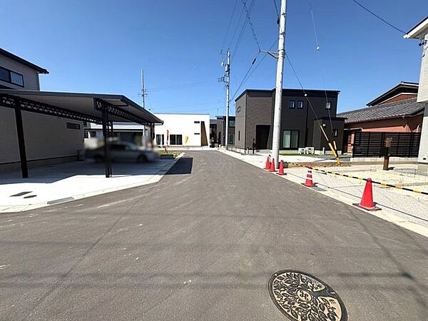 前面道路は近隣に住まれる方が利用するのでお子様も安心ですね！