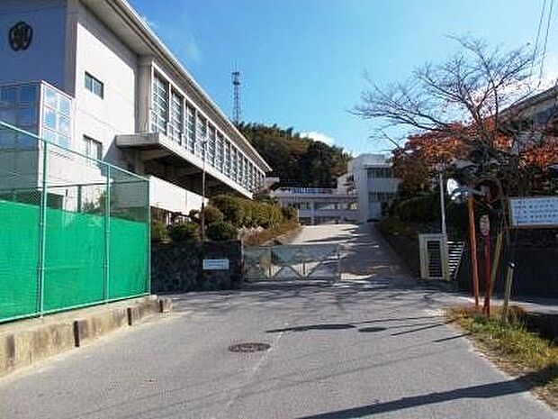 幡豆中学校 1050m