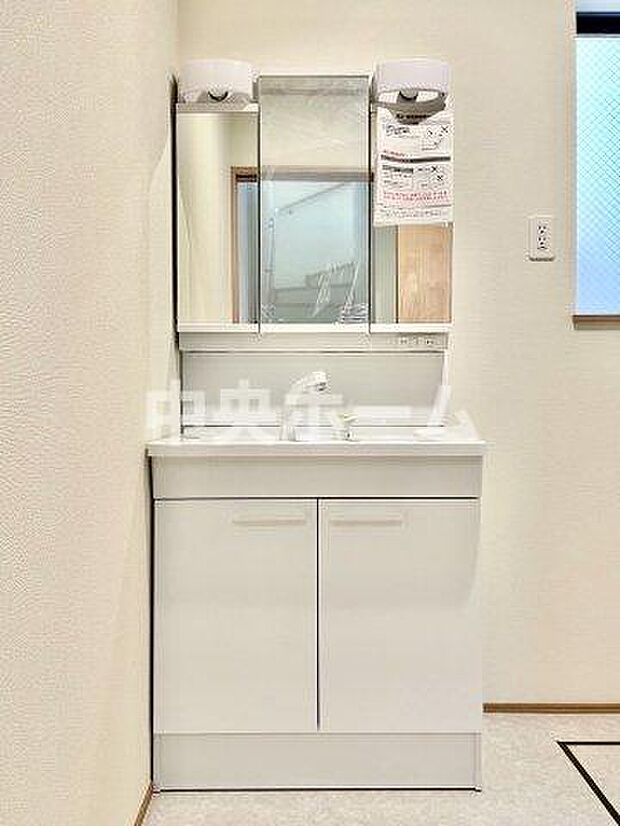 【洗面化粧台】洗面化粧台には三面鏡を採用。身だしなみを整えやすい事はもちろんですが、鏡の後ろに収納スペースを設ける事により、散らかりやすい洗面スペースをすっきりさせる事が出来るのも嬉しいですね