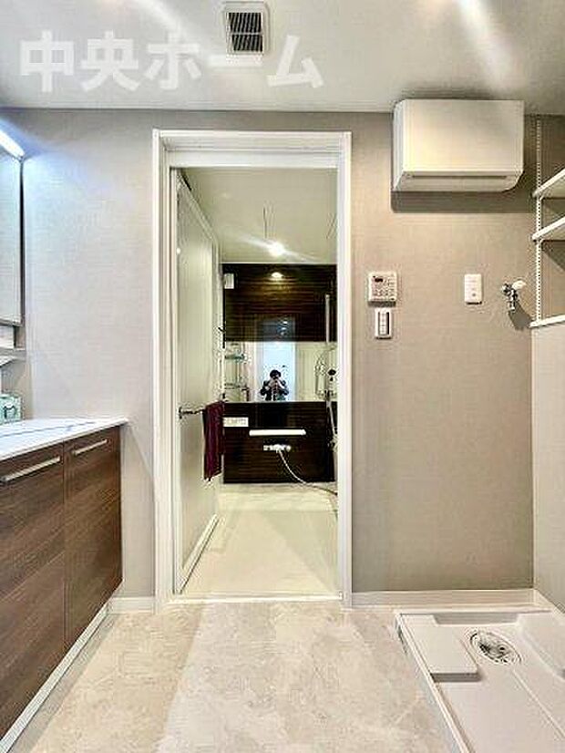 【洗面所】明るい洗面所は朝をすっきりさせてくれる空間です。バタバタしている忙しい朝でも収納が多い洗面台では短い時間で効率良く支度ができます。