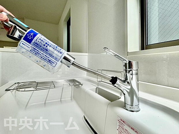 【キッチン水栓】キッチン水栓はシャワーヘッドが伸びますのでシンクの隅々まで届きます。