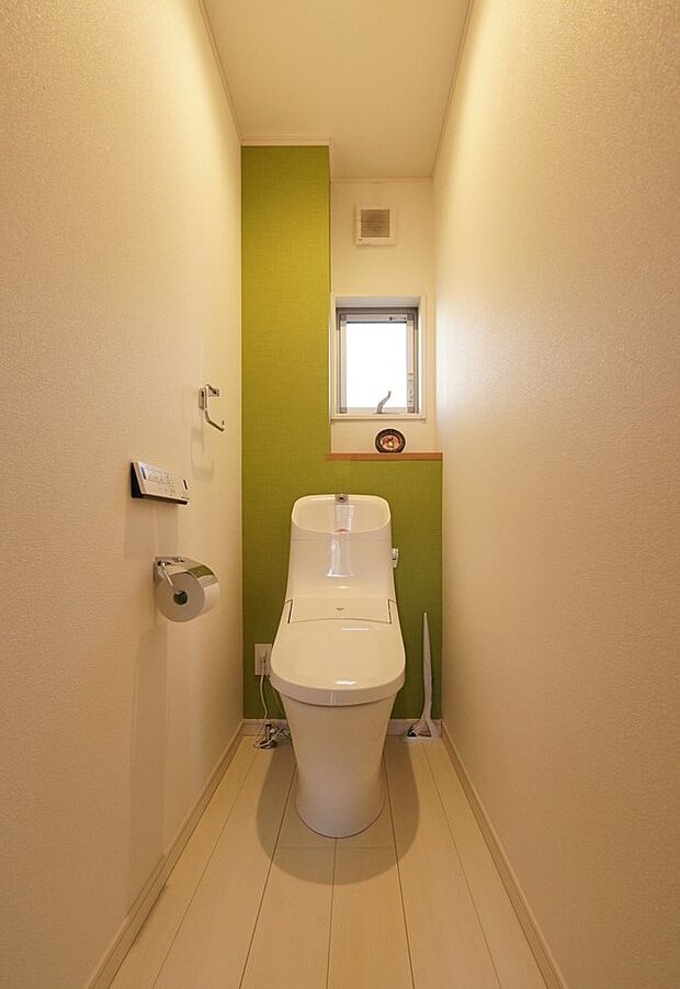 1階、2階それぞれに備えられているトイレ。イエローグリーン色のアクセントクロスが貼られています(写真は1階トイレ)